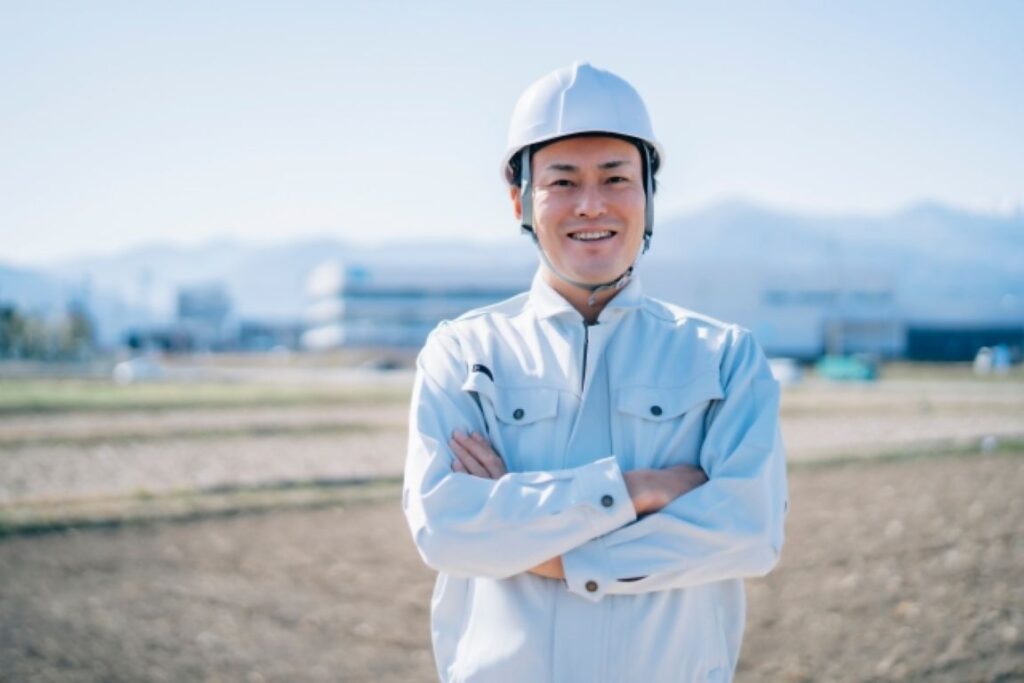腕組みしている男性